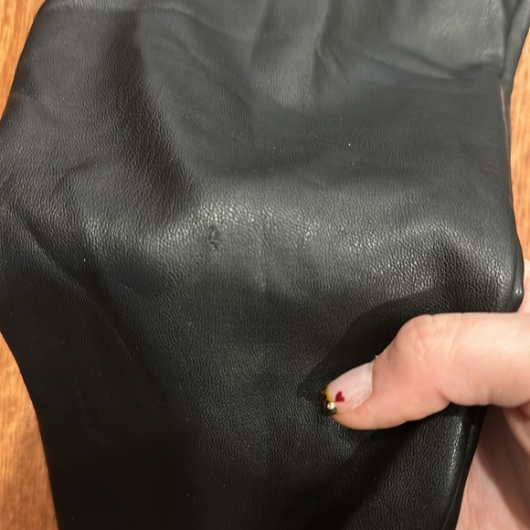 HOLLISTER ULTRA HIGH-RISE VEGAN LEATHER LEGGINGS - Picture 2 of 3